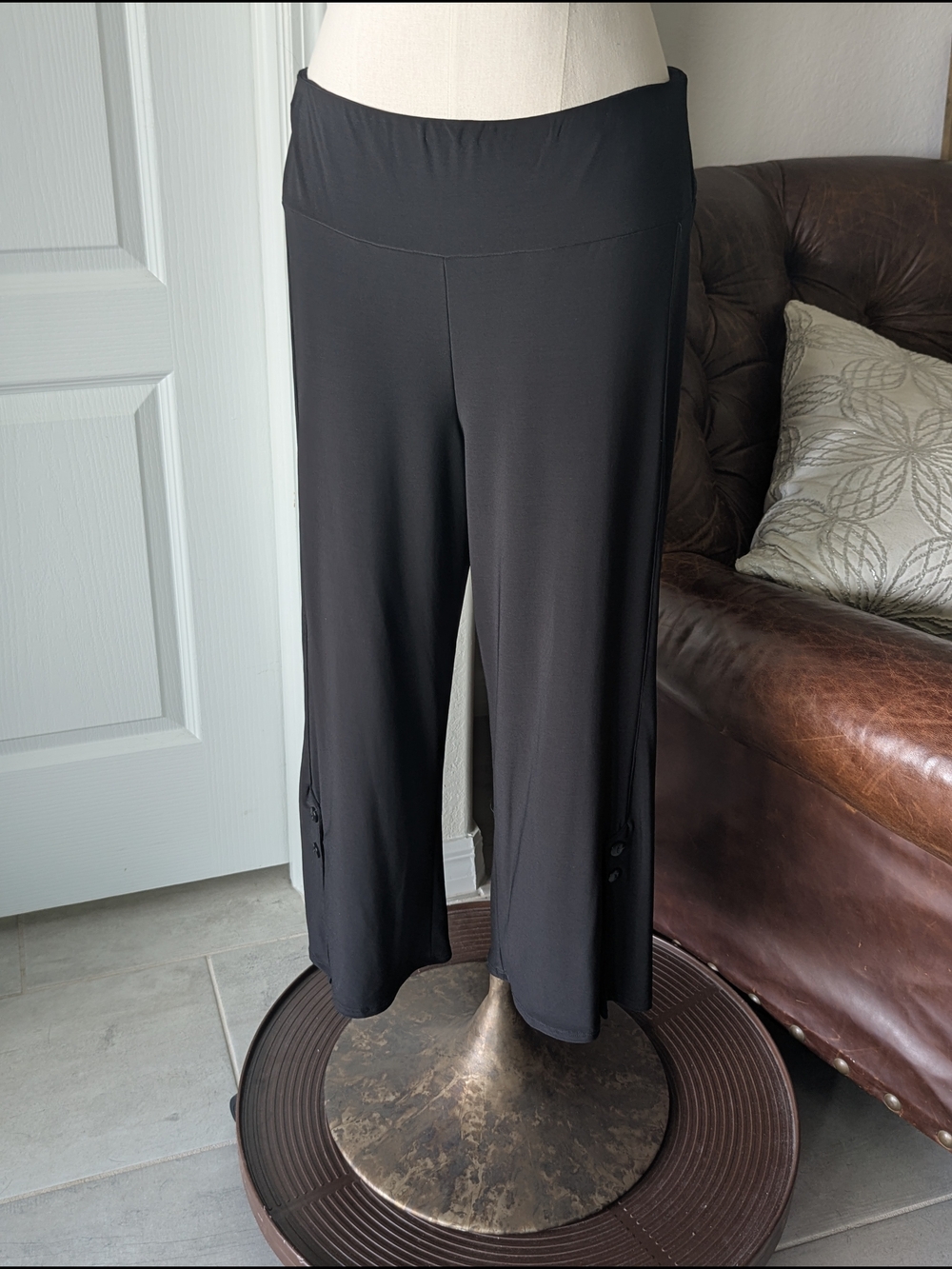 Women's Black Straight Leg Cropped Pull-On Pants